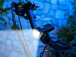 Lange Sommernächte locken nach draußen! – So haben Sie genug Licht am Fahrrad für den Heimweg