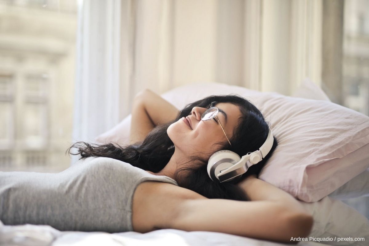 Schlummern mit Smartphone und Musik – Die richtige Playlist kann uns in den Schlaf wiegen